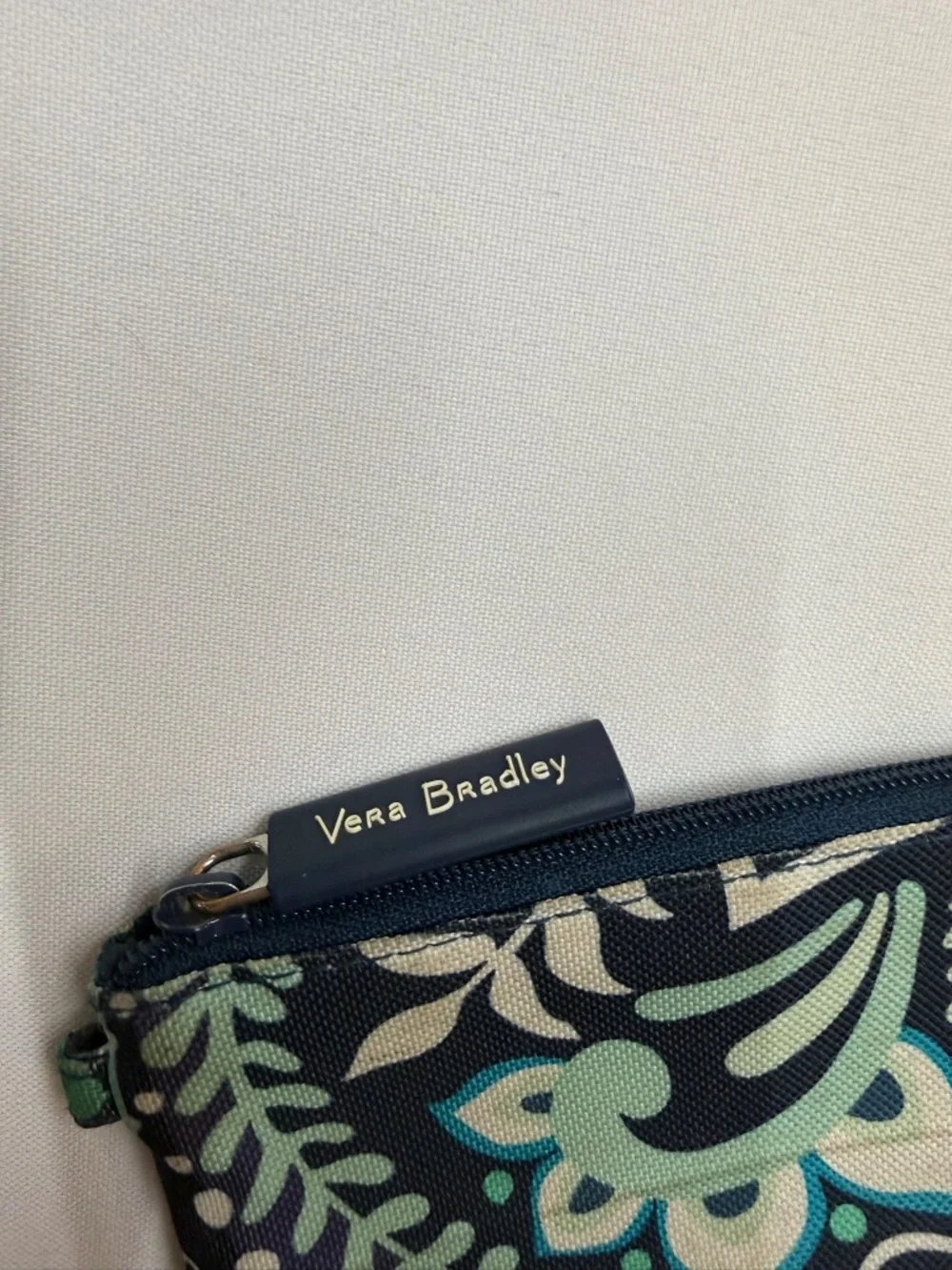 VERA BRADLEY Womens ID Window Zip Pouch Blue Island Medallion Paisley CC8 - Picture 2 of 5